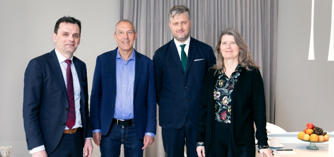 Fra venstre adm. direktør i GRAKOM, Thomas Torp, best.formand i Kforum, Jesper Højberg, adm. direktør i Kforum, Timme Bisgaard Munk, redaktør for Creative Club og GRAKOM, Pia Osbæck. Foto: Colorrange Photography.